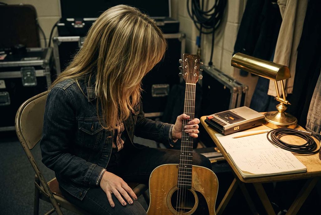 Nancy Wilson’s glamorous hand contrasted with her calloused worker hand during a 1979 interview